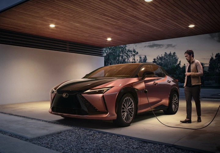 Lexus RZ 450e: crossover premium elettrico