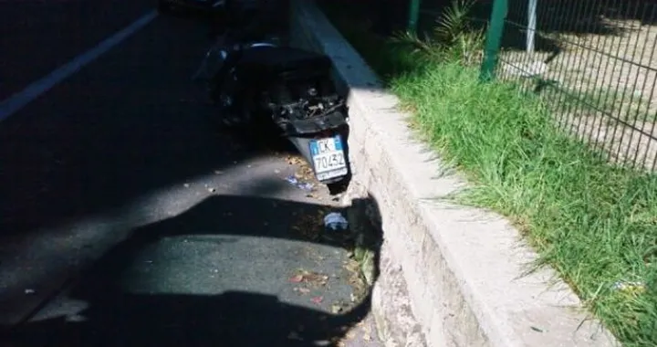 Foto del giorno: scooter abbandonato a Roma