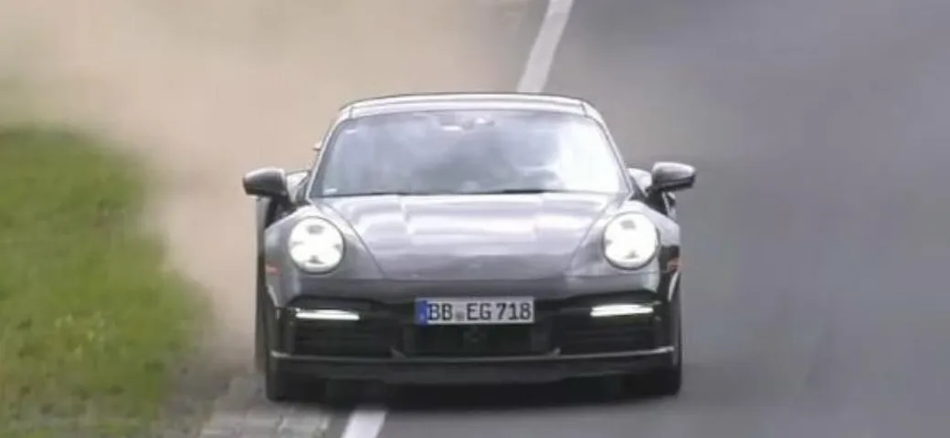 La Porsche 911 Turbo ibrida danza al Nurburgring [Video]