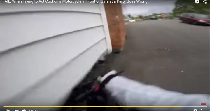 Un motociclista sbatte in modo inspiegabile [Video]