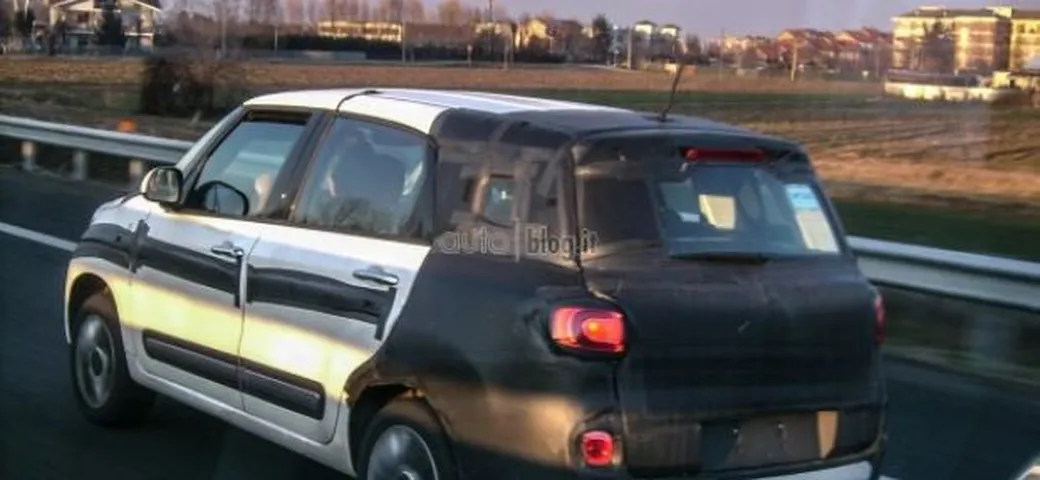 Fiat 500XL: foto spia