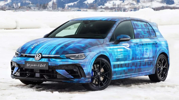 Volkswagen Golf R restyling: prime immagini della versione più potente della compatta [TEASER]
