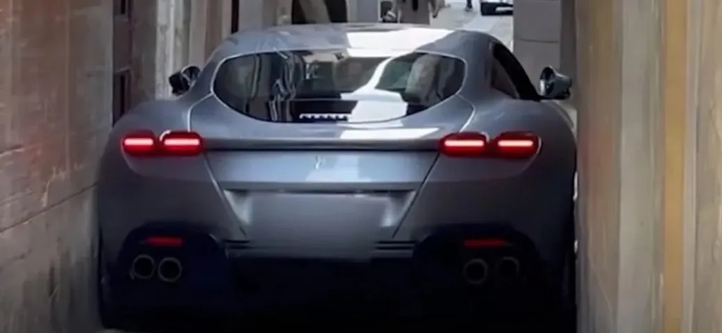 La Ferrari Roma si incastra in una stretta via [Video]