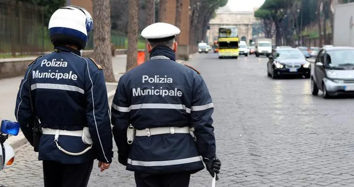 Ragazzini obbligati dai vigili a pagare multe di altri