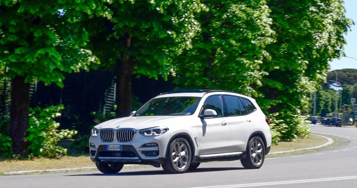 BMW X3 30e: prova su strada
