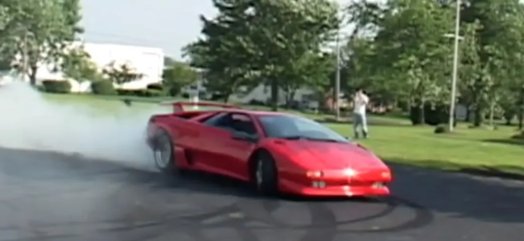 Lamborghini Diablo e Murciélago: uno show fumante [Video]