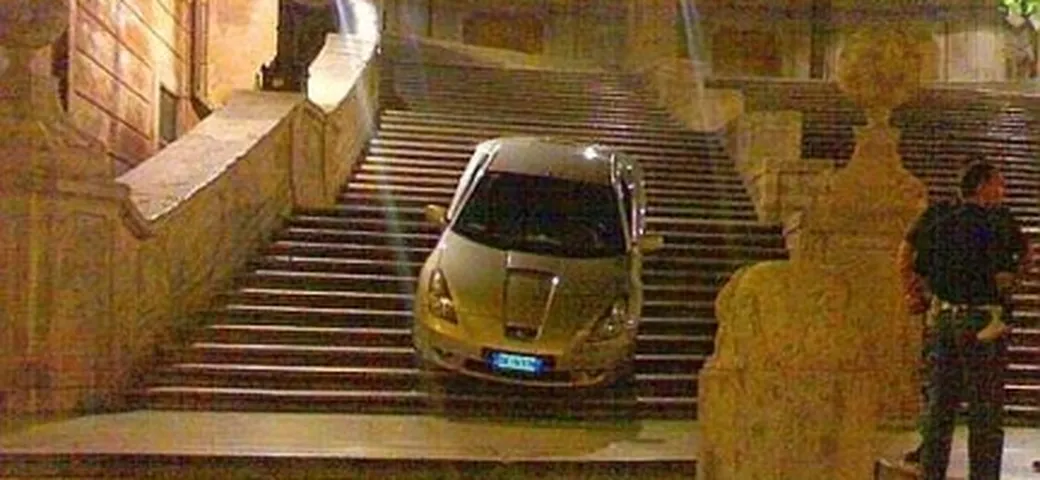 In auto sulle scale di Trinità dei Monti