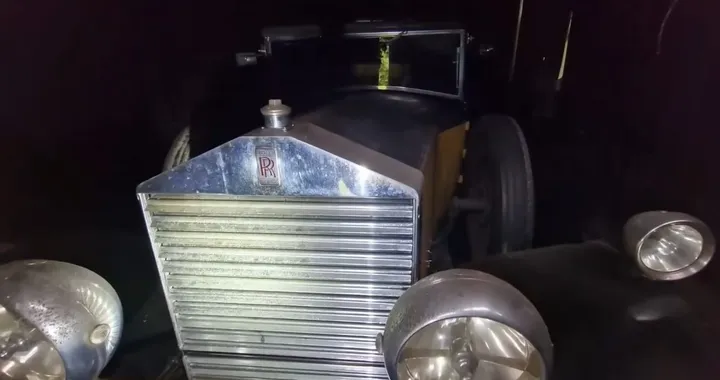 Nella casa abbandonata non c'è un fantasma, ma una Rolls-Royce