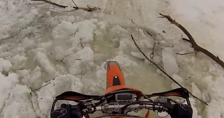 Motociclista finisce in acqua in un lago ghiacciato [Video]