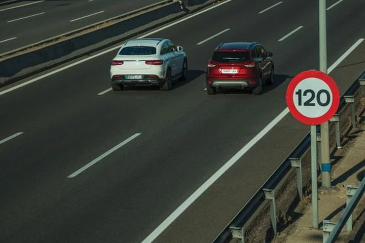 Autostrade, 100 km/h per benzina e diesel e 130 per le BEV: l'idea che divide l'Europa