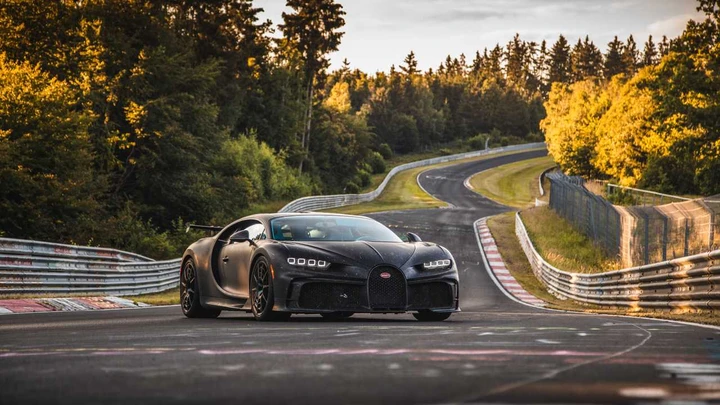 Bugatti Chiron Pur Sport: epic fail alla stazione di servizio | Video
