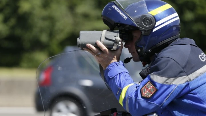 A 163 km/h davanti alla caserma della polizia, motociclista fermato