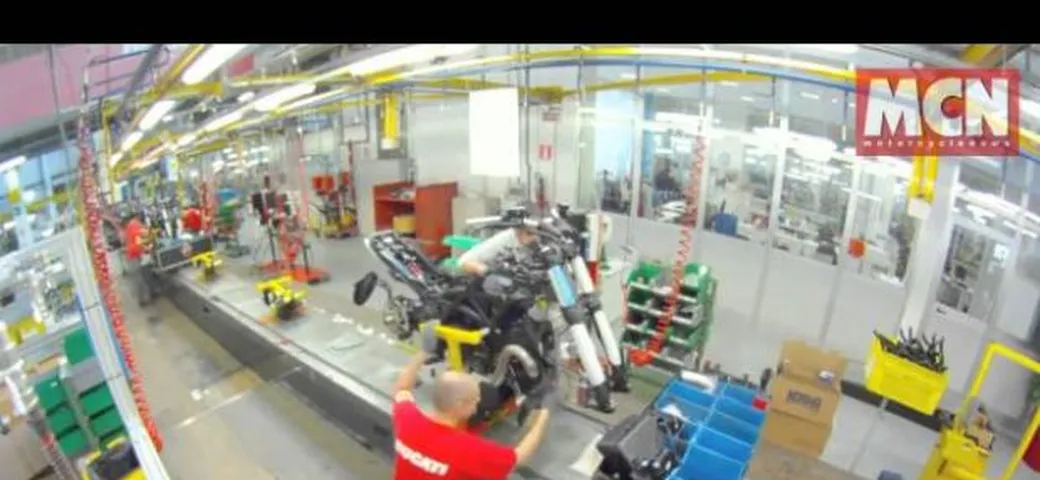 Ducati Diavel: la linea di montaggio in time lapse