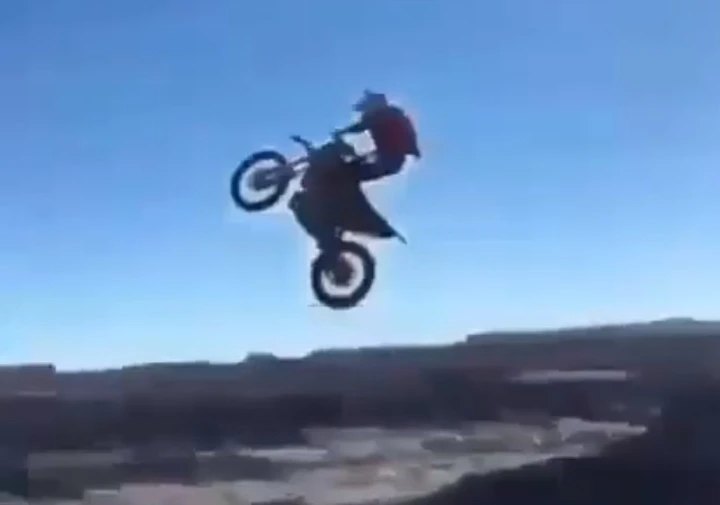 Incredibile salto in moto e atterraggio col paracadute [Video]