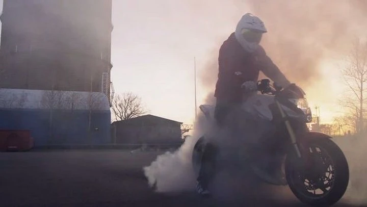 Burnout fino a far scoppiare la gomma [Video]