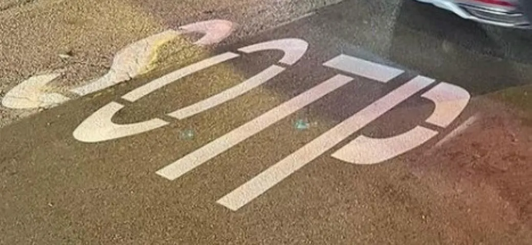 Lo Stop con il refuso: l'errore nella segnaletica diventa virale