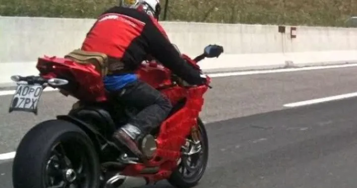 Ducati 1199/Extreme 2012: foto spia in strada