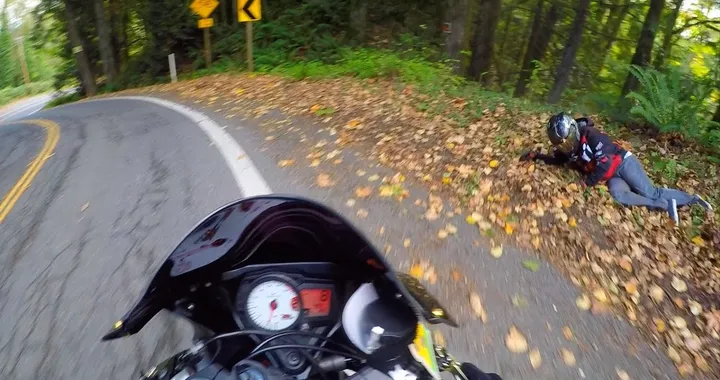 Motociclista cade in curva