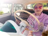Se non ti piacciono le auto elettriche significa che sei anziano: lo dice un sondaggio
