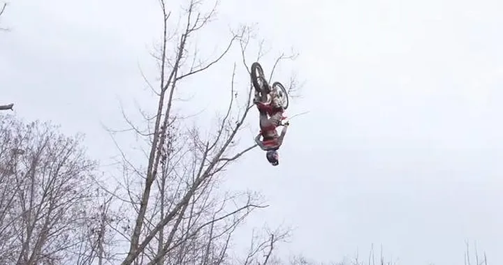 Triplo Backflip in moto con Josh Sheehan [Video]