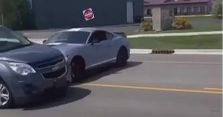 Con la Ford Mustang vuole fare il fenomeno ma sbatte | Video