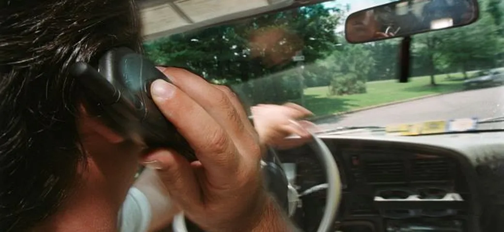Commette incidente mentre telefonava: via lo smartphone