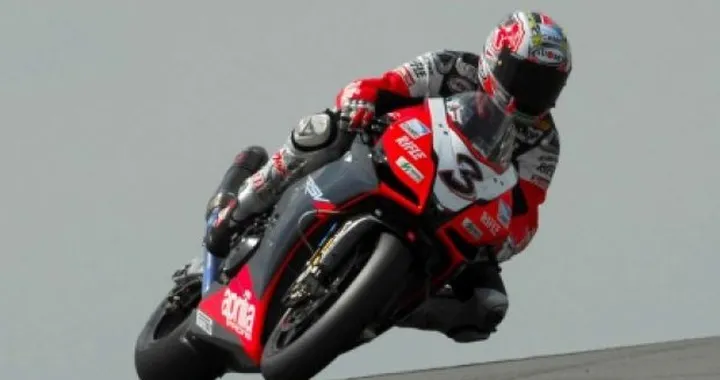WSBK a Donington: Max Biaggi brilla in gara 1 ma scivola in gara 2