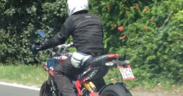 Ducati Hypermotard 848: nuova foto spia