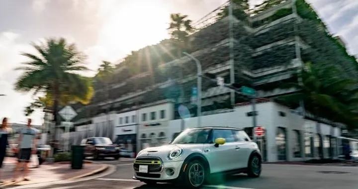 MINI Cooper SE: presentazione ad impatto zero per l'elettrica british