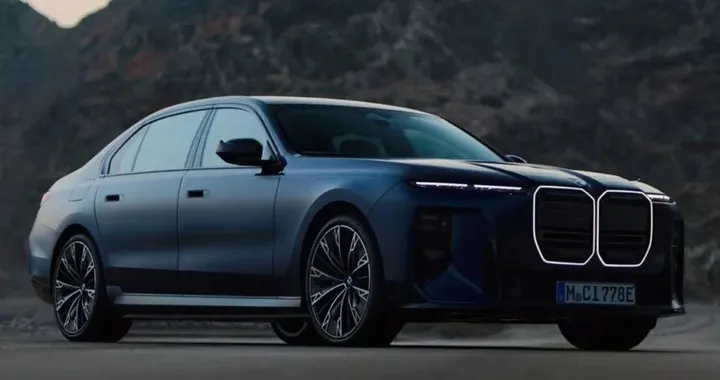 BMW Serie 7 svelata da un leak: nuovi interni con più schermi