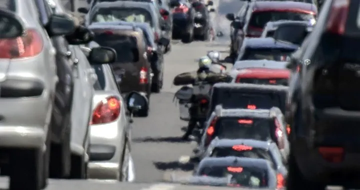 Roma: ghiaccio sulle strade e traffico in tilt