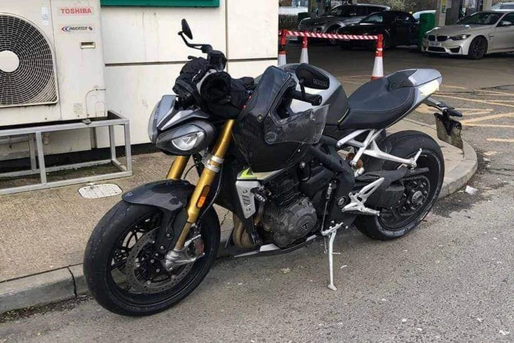 Triumph Speed Triple 1200: le foto spia ne rivelano l'aspetto