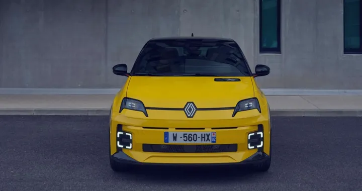 Jeremy Clarkson esalta la Renault 5, ma: "Peccato che non sia a benzina"