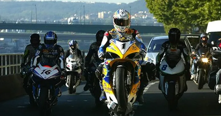 Troy Corser per le strade di Parigi