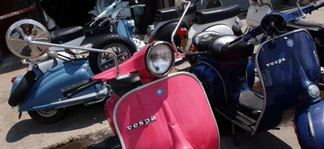 Sosta selvaggia degli scooter sui marciapiedi: Ancma risponde