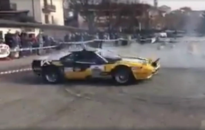 Ferrari 308 GTB Gruppo 4 disegna le ciambelle [Video]