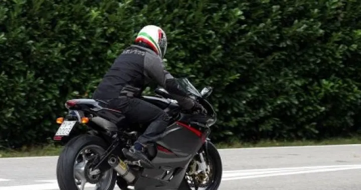 Foto spia del prototipo MV Agusta F3 a 3 cilindri