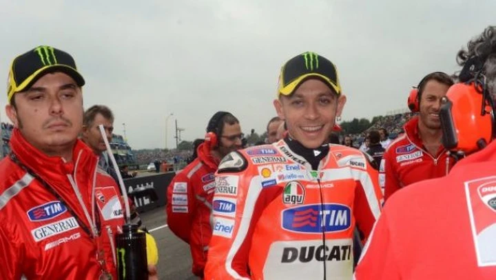 Mugello, anche fra sole e pioggia Stoner non perdona. Sprofonda Rossi
