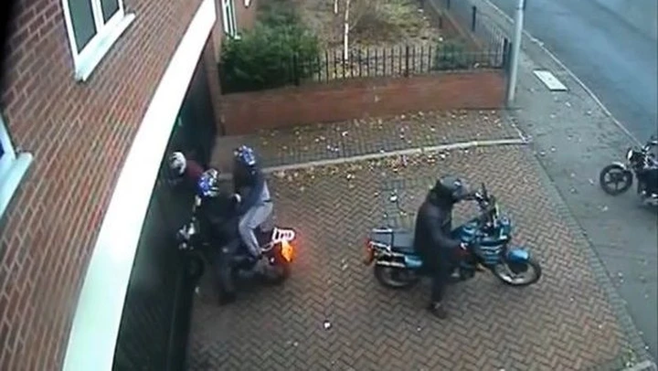 Furto di una moto in 60 secondi [video]