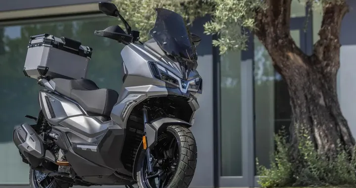 SYM ADX 300 MY26: più tecnologia e dotazioni premium da 4.799 euro