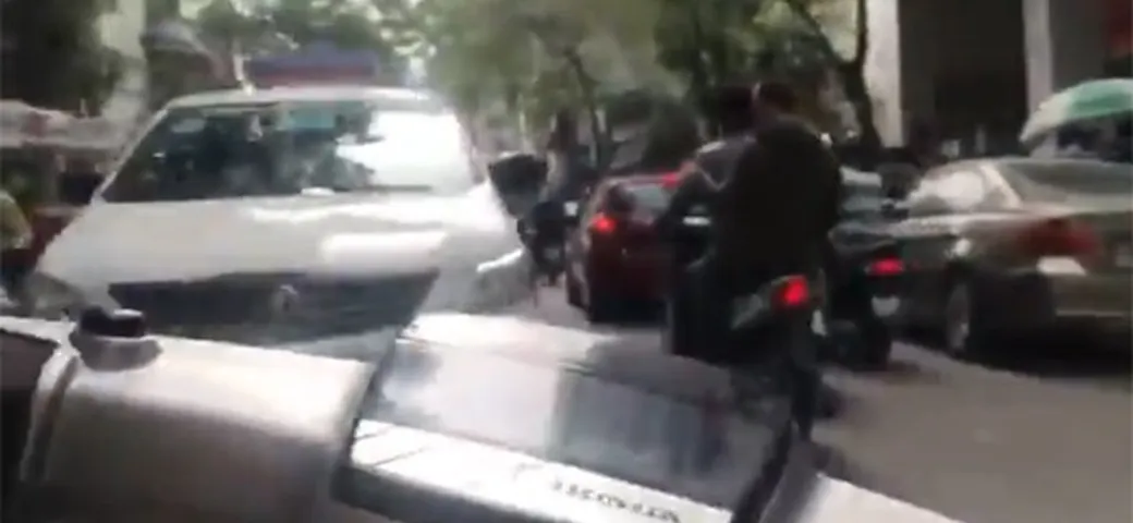 Le cose da NON fare quando si guida uno scooter [Video]