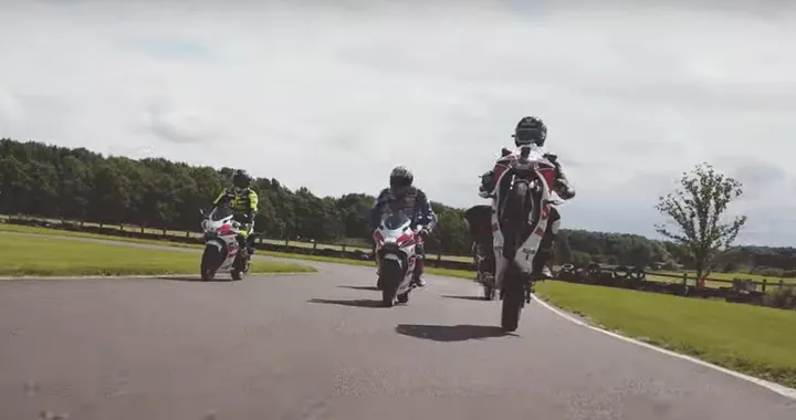 Suzuki, gli assi del British Superbike si sfidano sulle GSX-R 125 [VIDEO]