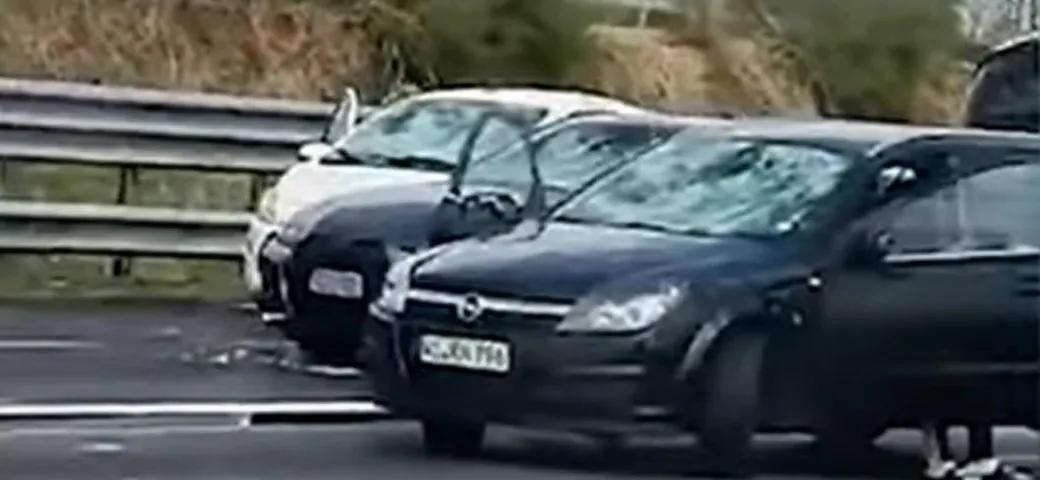 Grandine fuori dal comune sulla autostrada A1: centinaia di auto distrutte [Video]