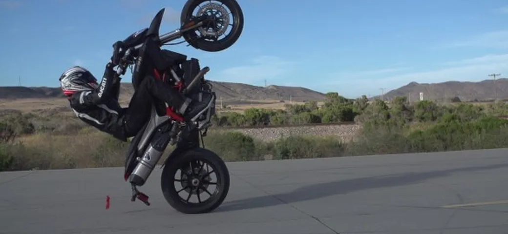 Game of Hype: sfida a colpi di 'tricks' tra Ducati Hypermotard | video