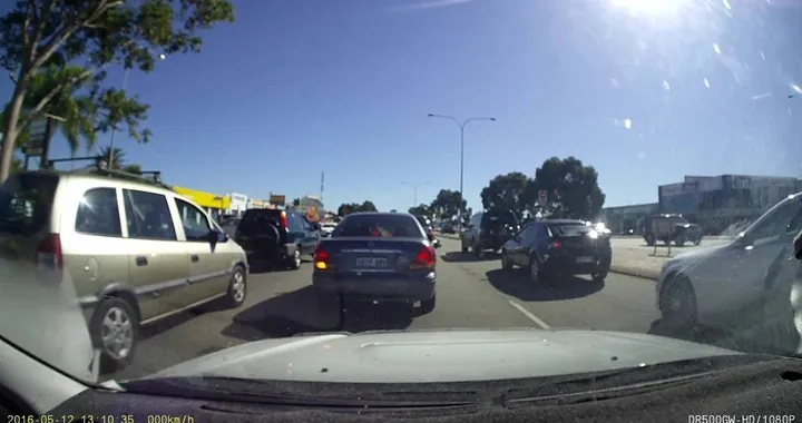Mai sfrecciare tra le auto ferme in colonna...