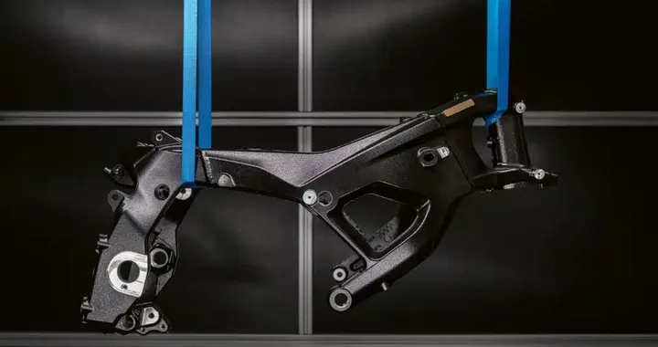 BMW M 1000 RR 2027: arriva il telaio sviluppato nelle corse
