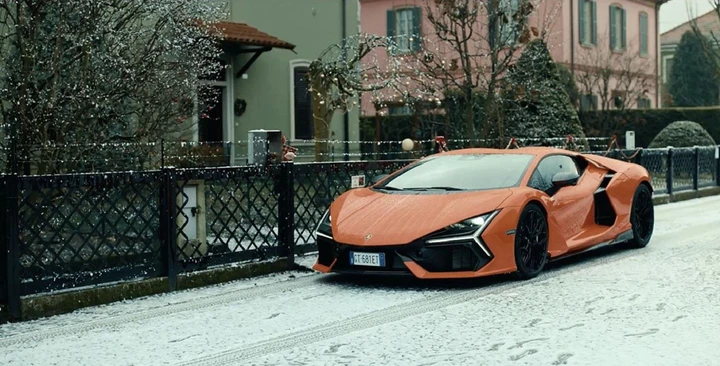 Lamborghini celebra il Natale con la Revuelto e un video di pace