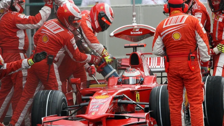 Formula 1, V8 e rifornimenti: la FIA apre al ritorno dei pit stop con benzina