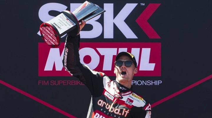 Davies torna a vincere: 