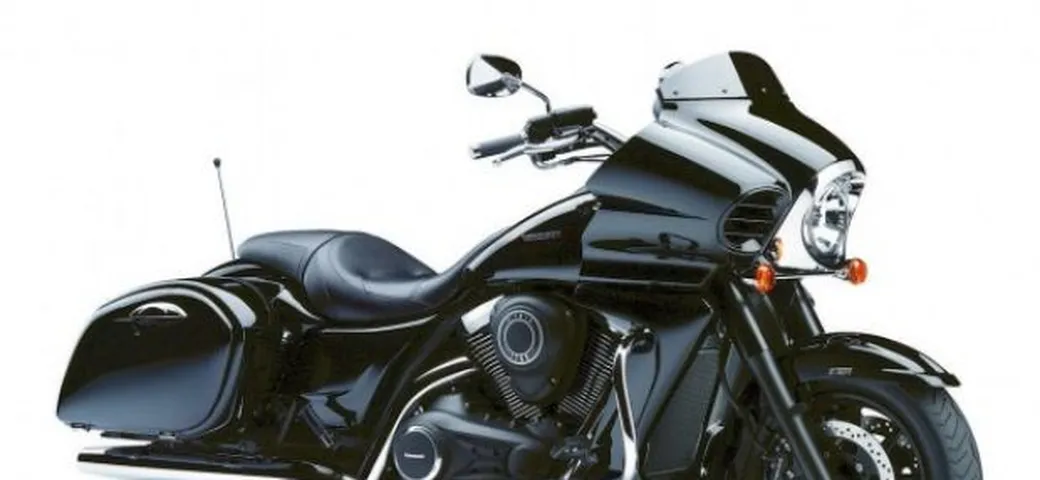 Kawasaki VN1700 Voyager Custom 2011: bagger di serie in abito scuro